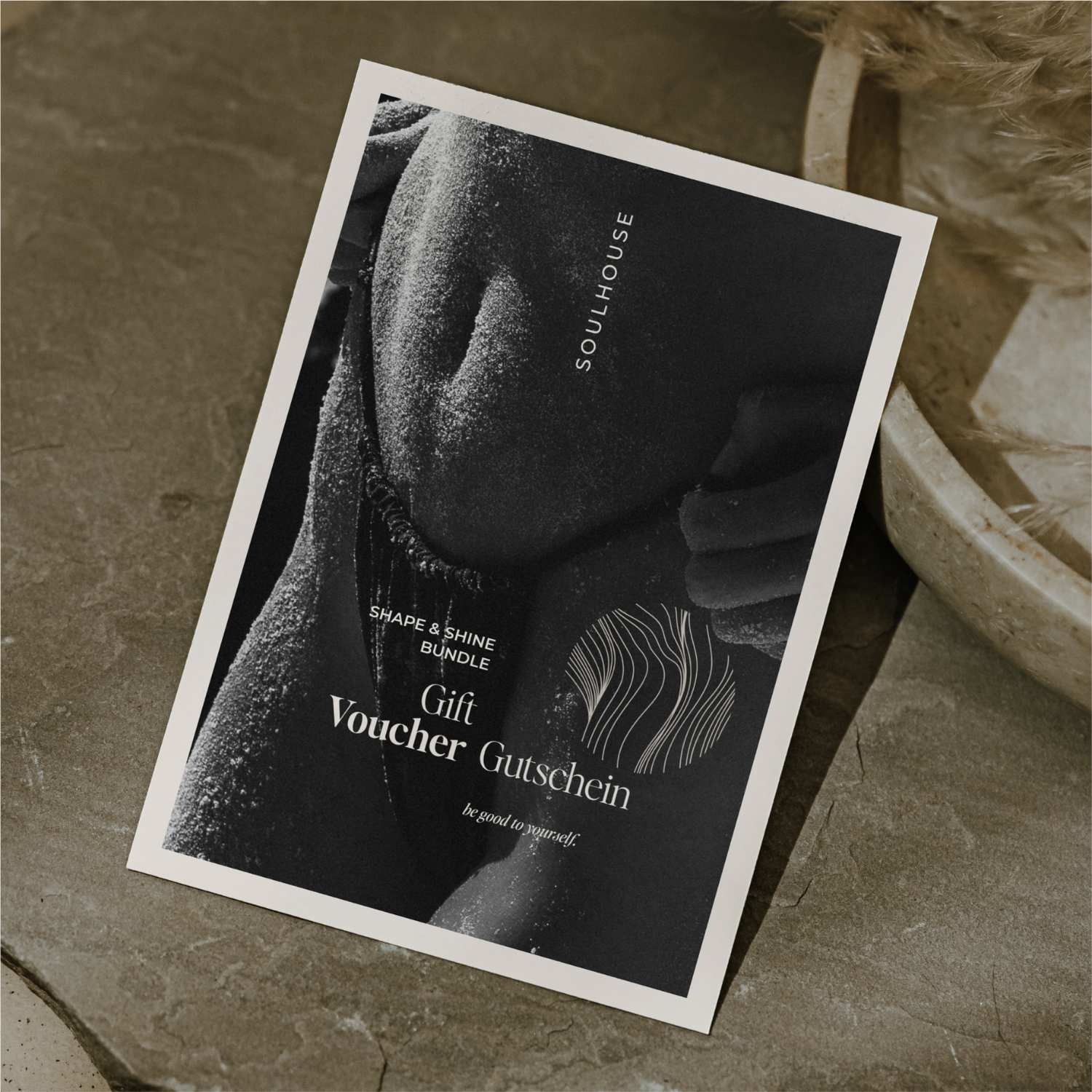 Gutschein-Bundles
Shape & Shine Bundle Das Shape & Shine Bundle formt deinen Körper mit brasilianischer Lymphdrainage. Diese einzigartige Massage reduziert Wassereinlagerungen, stärkt dein Immunsystem und verleiht dir ein leichtes, belebendes Körpergefühl.